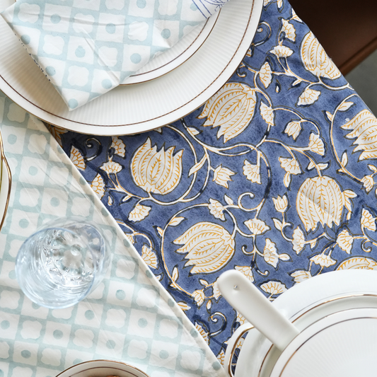 Table setting with floral-patterned table linen set