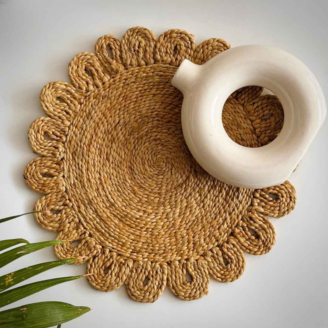 Rustic Radiance – Petal-Edged Jute Table Mat