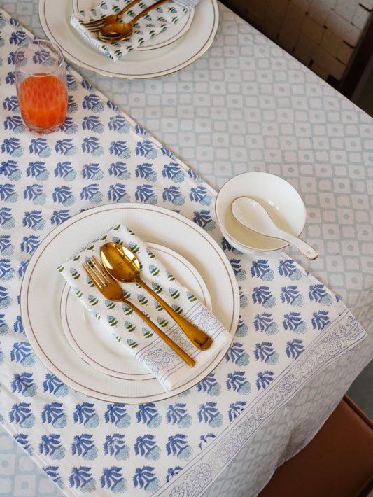 Table setting with tablecloth, table runner and napkin